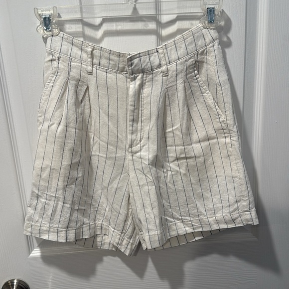 GAP White and Black Striped pleated linen shorts - Picture 3 of 7
